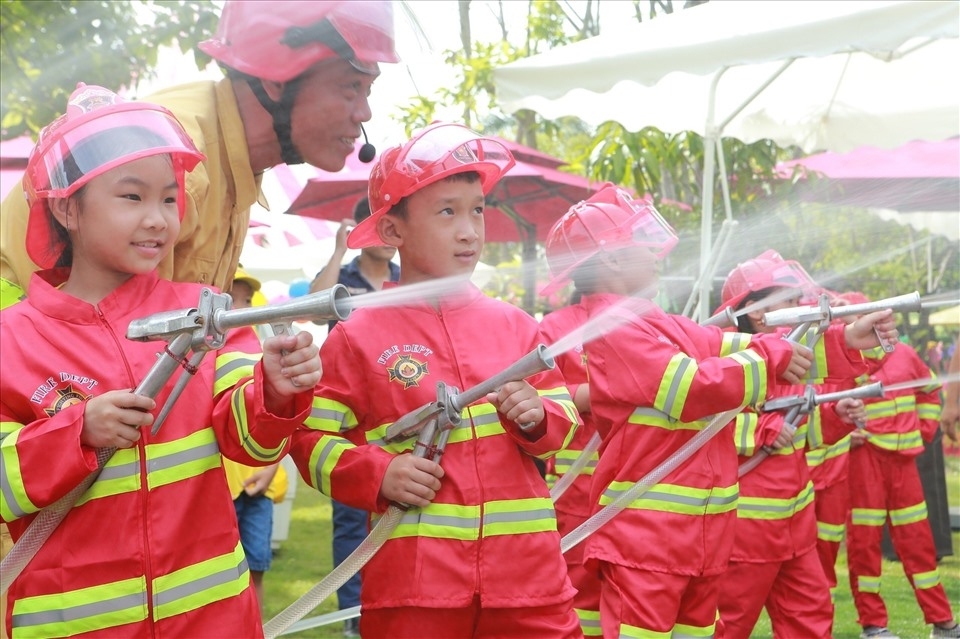Con công nhân chào hè tại nhà máy, hiểu vất vả của cha mẹ