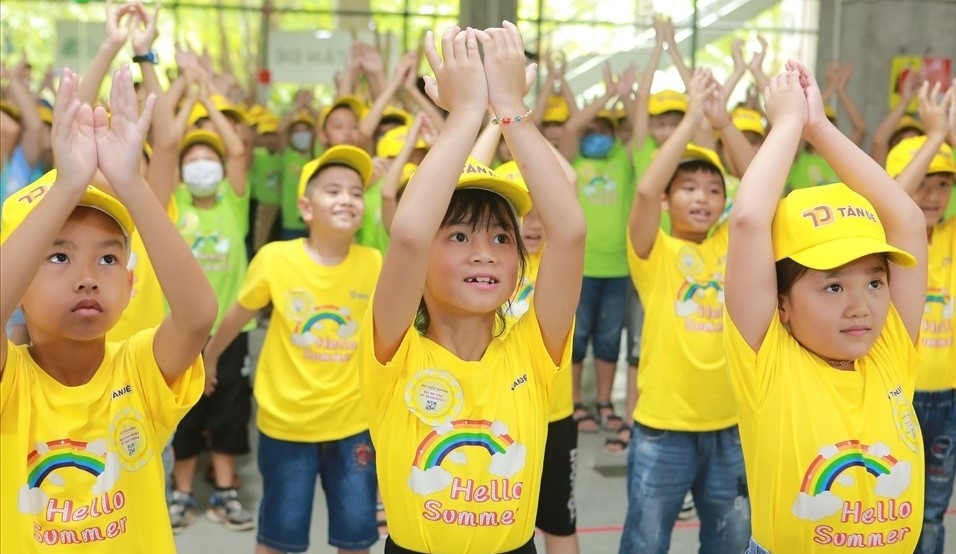 Con công nhân chào hè tại nhà máy, hiểu vất vả của cha mẹ