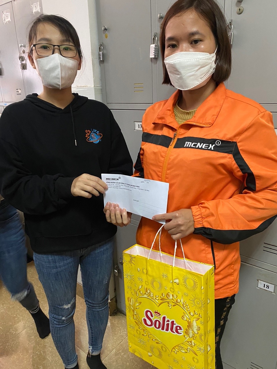 Thương lượng từ 500 đồng, 1 quả trứng gà cho công nhân Thương lượng từ 500 đồng, 1 quả trứng gà cho công nhân