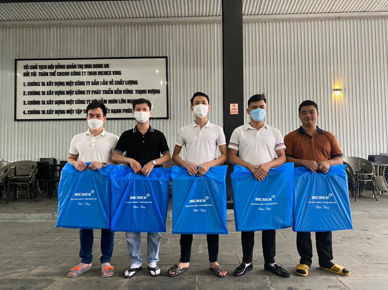 Thương lượng từ 500 đồng, 1 quả trứng gà cho công nhân Thương lượng từ 500 đồng, 1 quả trứng gà cho công nhân