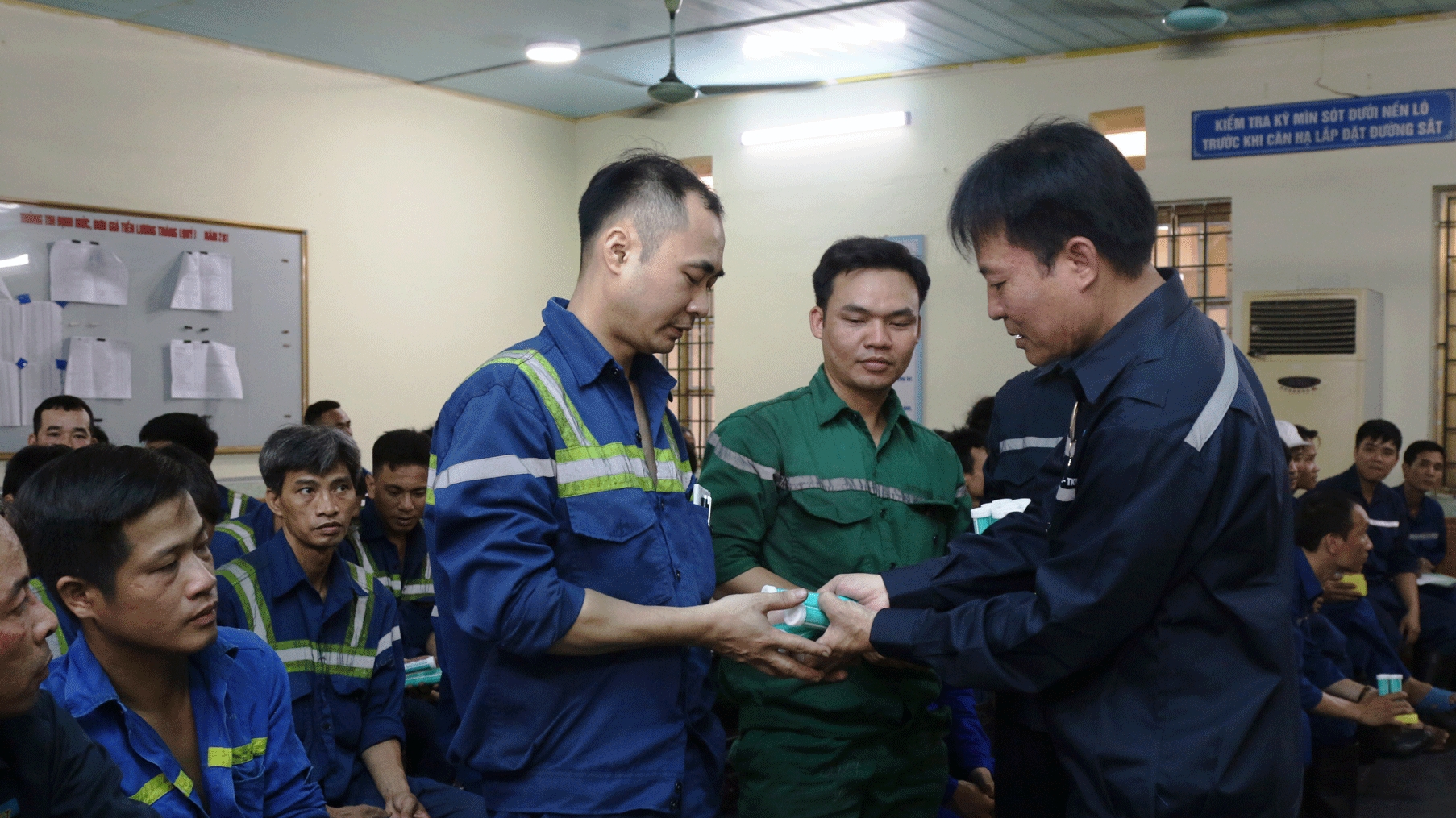 Nắng nóng ảnh hưởng sức khỏe của công nhân: Cần làm tốt công tác dự phòng