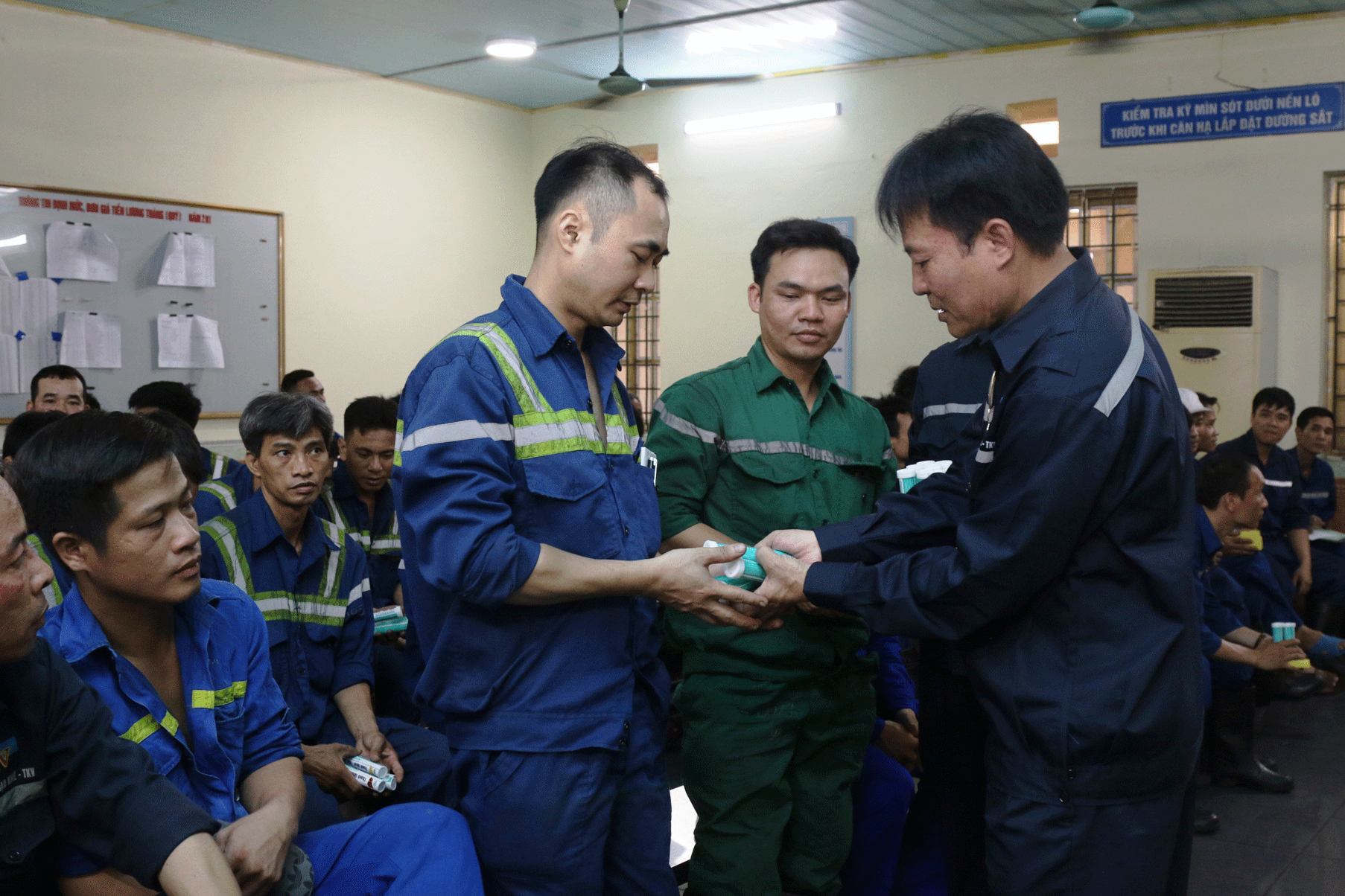 Nắng nóng ảnh hưởng sức khỏe của công nhân: Cần làm tốt công tác dự phòng Nắng nóng ảnh hưởng sức khỏe của công nhân: Cần làm tốt công tác dự phòng