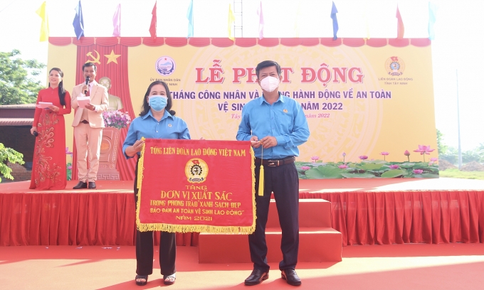 “Đưa tiêu chuẩn lối sống văn minh, thân thiện với môi trường vào bình xét thi đua, khen thưởng” Tây Ninh: Triển khai mạnh mẽ phong trào “Xanh - Sạch - Đẹp”