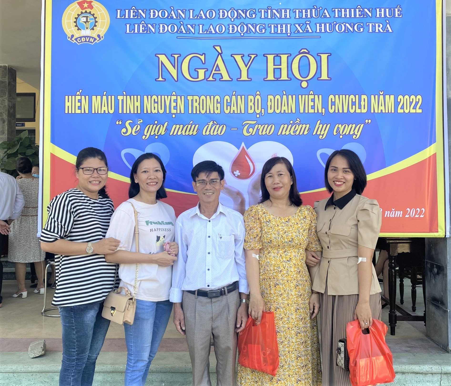 Đoàn viên Công đoàn Hương Trà chia sẻ giọt máu hồng, trao niềm hi vọng sống