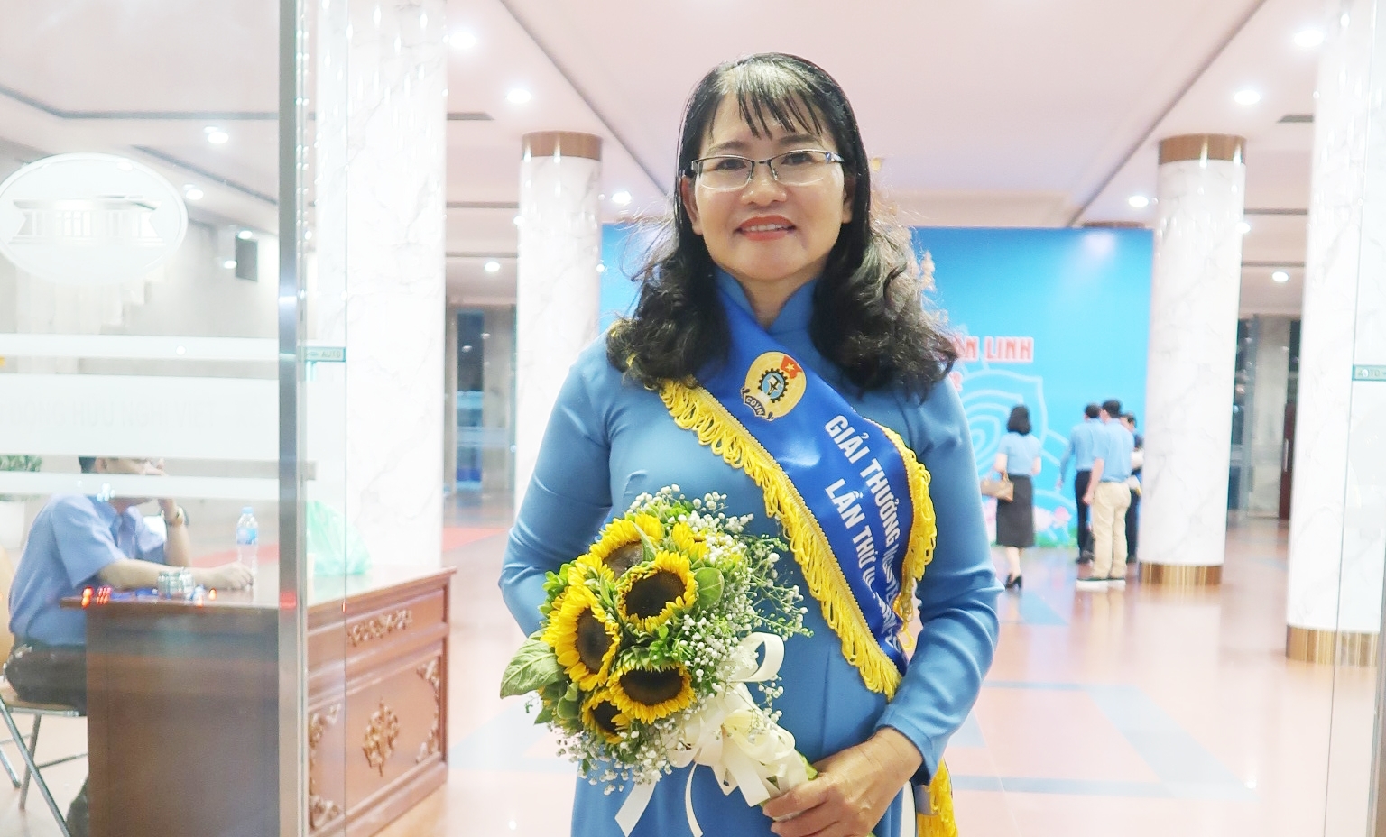 "Đem lại hạnh phúc cho công nhân, mình cũng thấy vui hơn" "Đem lại hạnh phúc cho công nhân, mình cũng thấy vui hơn"