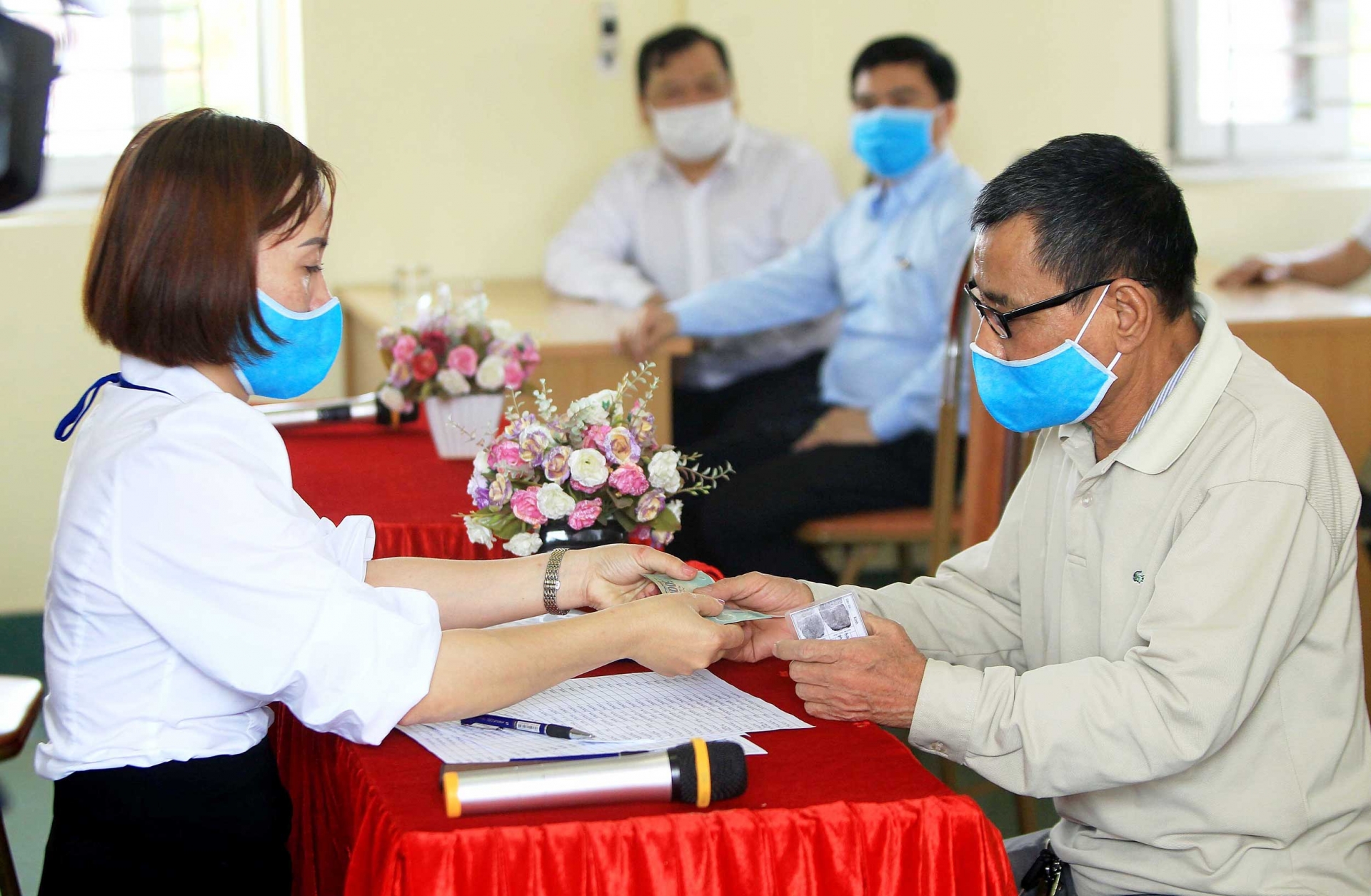 Công chức bỏ việc: Lương thấp hay bệnh của cơ chế?