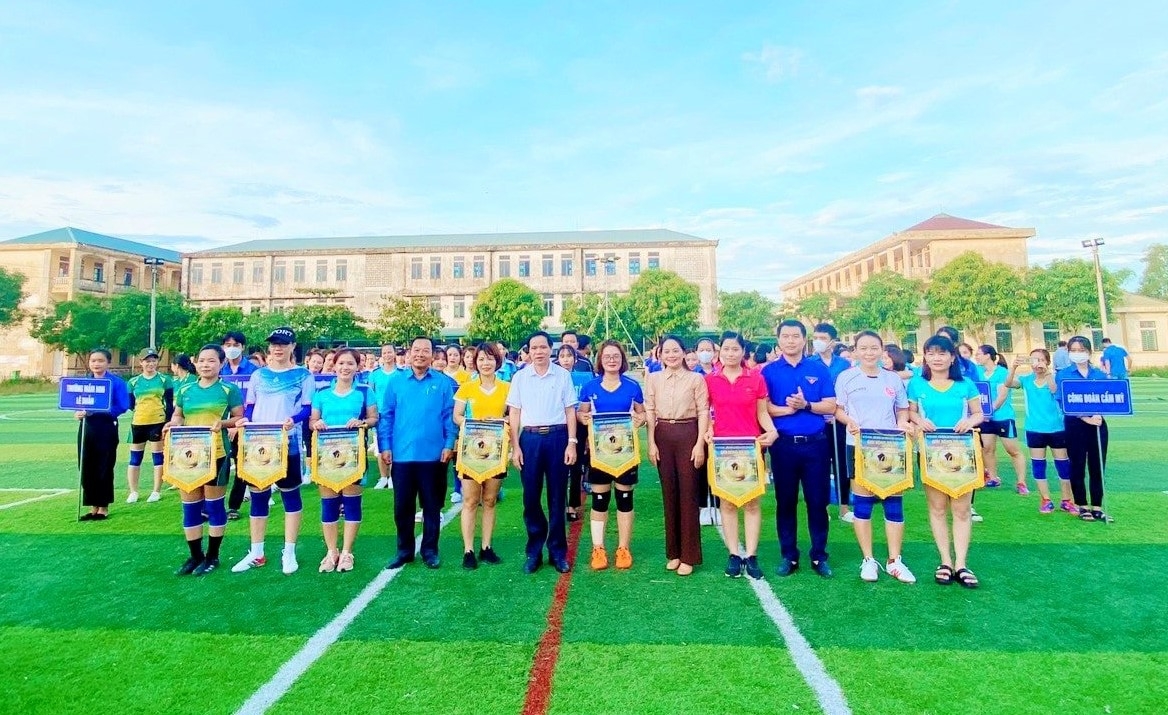 LĐLĐ huyện Cẩm Xuyên phối hợp tổ chức giải bóng đá nữ CNVCLĐ. LĐLĐ huyện Cẩm Xuyên phối hợp tổ chức giải bóng đá nữ CNVCLĐ