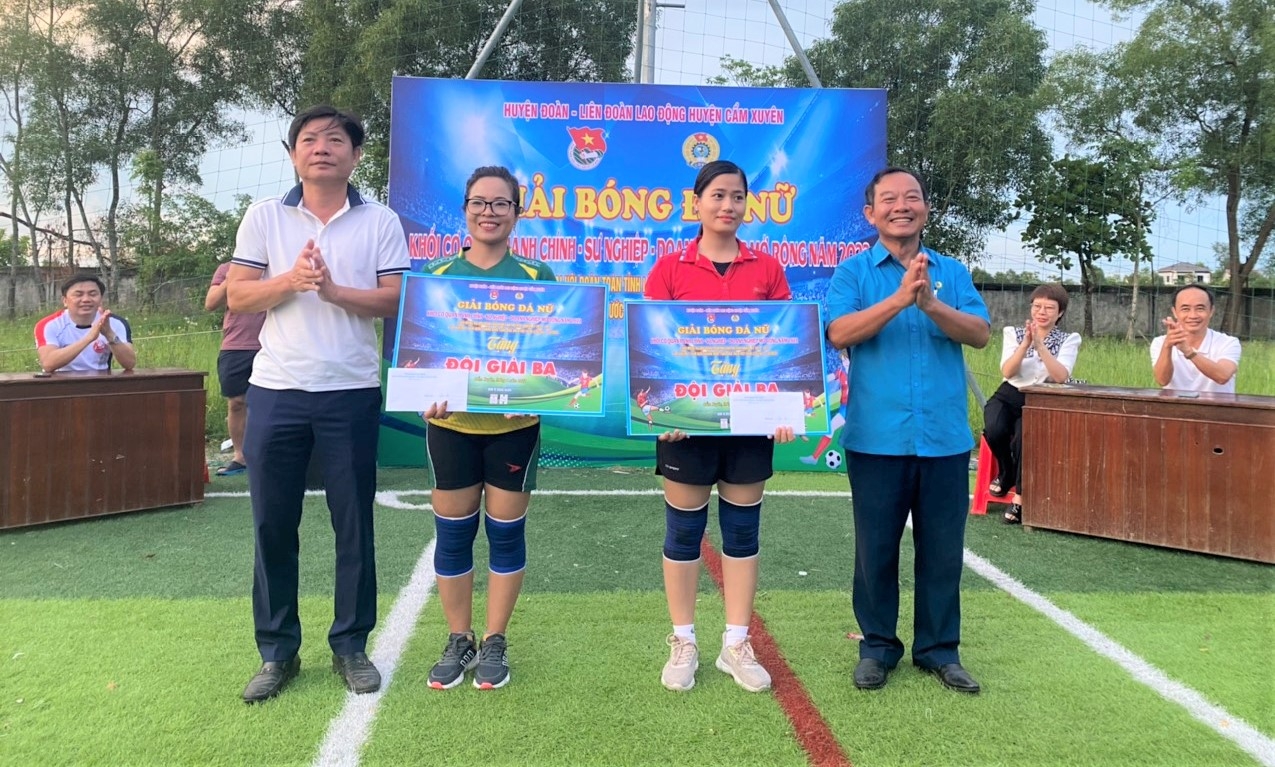 LĐLĐ huyện Cẩm Xuyên phối hợp tổ chức giải bóng đá nữ CNVCLĐ. LĐLĐ huyện Cẩm Xuyên phối hợp tổ chức giải bóng đá nữ CNVCLĐ