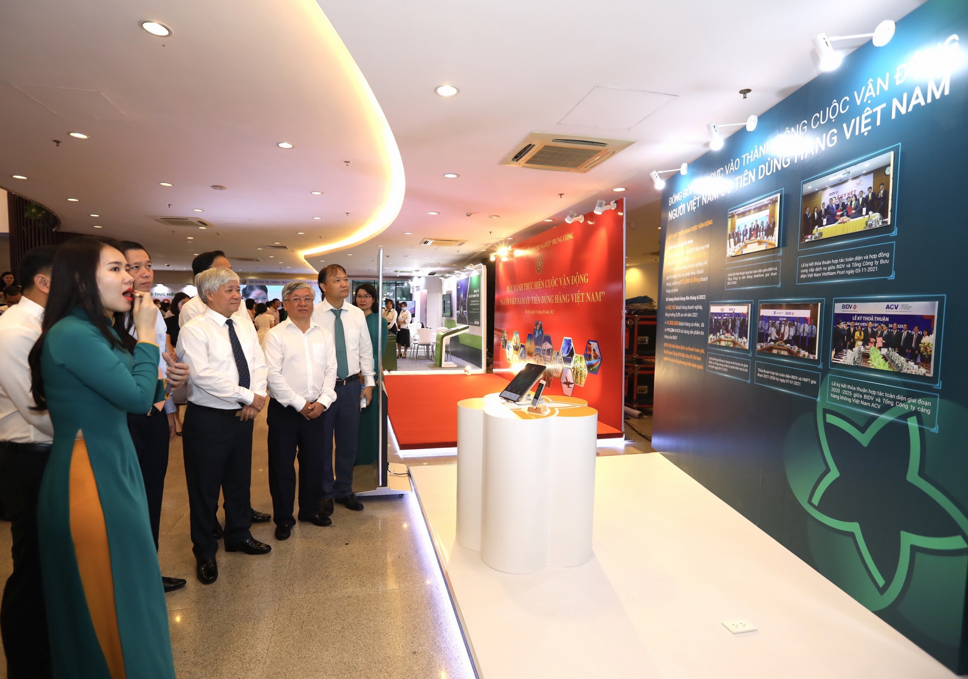 BIDV hưởng ứng Cuộc vận động “Người Việt Nam ưu tiên dùng hàng Việt Nam” BIDV hưởng ứng Cuộc vận động “Người Việt Nam ưu tiên dùng hàng Việt Nam”