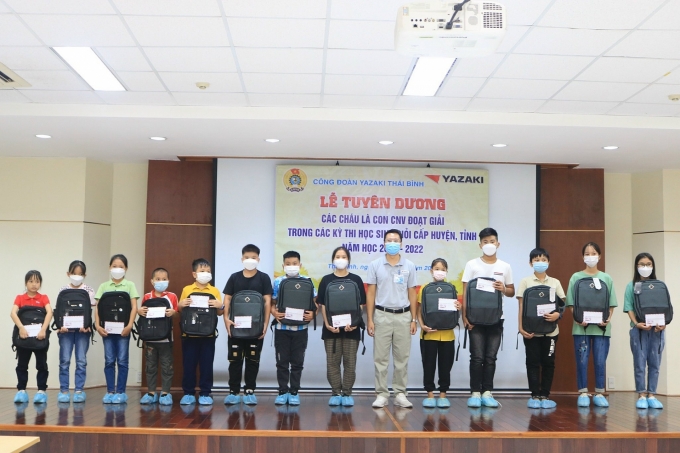 Tuyên dương con đoàn viên vượt khó, học giỏi Tuyên dương con đoàn viên vượt khó, học giỏi