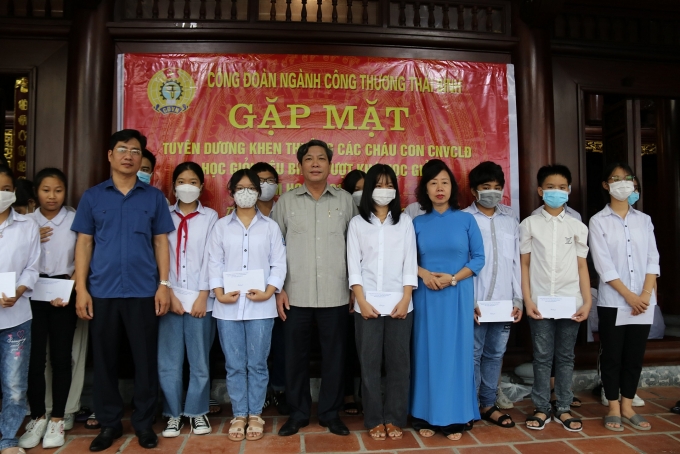 Tuyên dương con đoàn viên vượt khó, học giỏi Tuyên dương con đoàn viên vượt khó, học giỏi