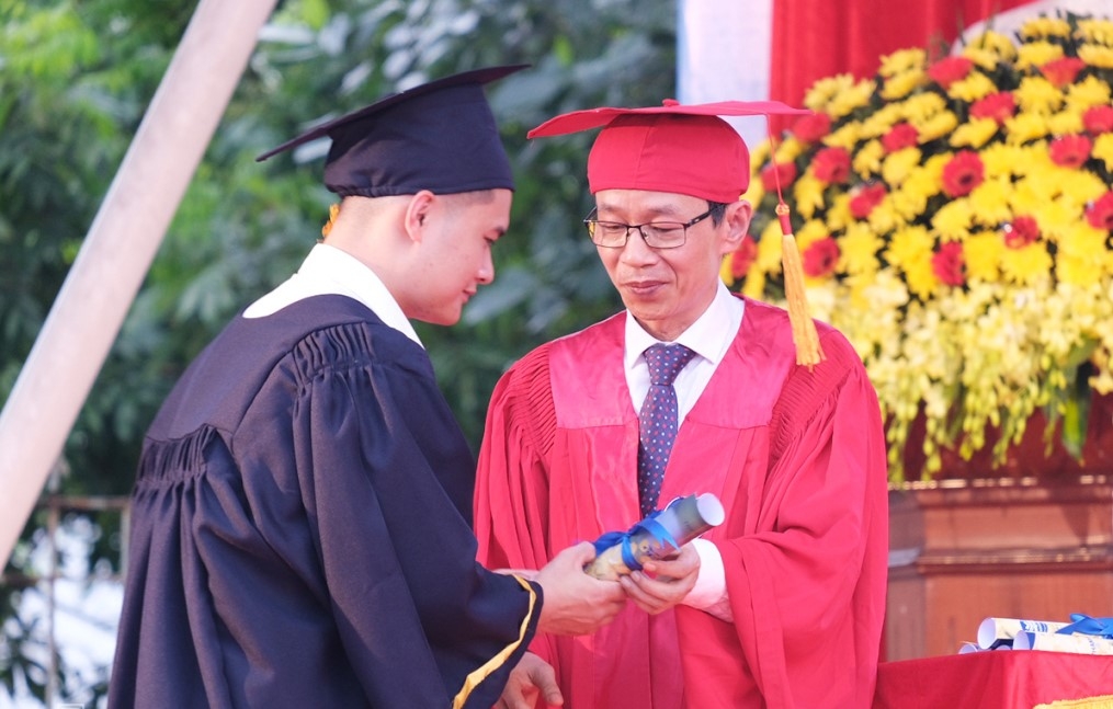 Nghịch lý học phí phổ thông và tự chủ đại học