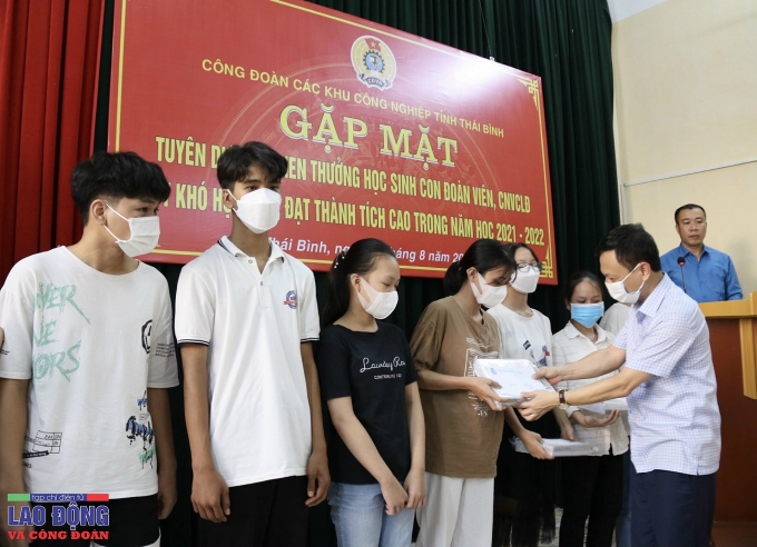 Trao 430 suất quà cho con đoàn viên có thành tích học tập cao Trao 430 suất quà cho con đoàn viên có thành tích học tập cao