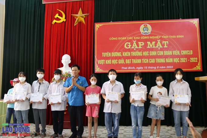 Trao 430 suất quà cho con đoàn viên có thành tích học tập cao Trao 430 suất quà cho con đoàn viên có thành tích học tập cao