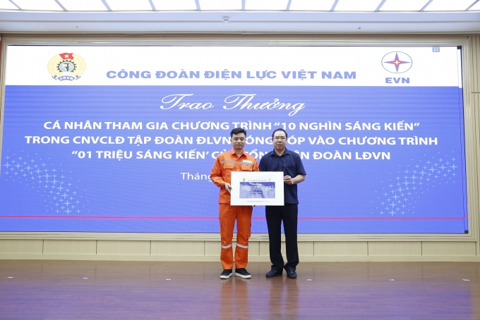 Chủ tịch Công đoàn Điện lực Việt Nam Đỗ Đức Hùng khen thưởng cho cá nhân đoàn viên Ngô Anh Tuấn, Kỹ sư Phòng Kỹ thuật, Công ty Điện lực Hoàn Kiếm tham gia sáng kiến của Công đoàn Điện lực Việt Nam phát động (Ảnh: Lương Nguyên) Chủ tịch Công đoàn Điện lực Việt Nam Đỗ Đức Hùng khen thưởng cho cá nhân đoàn viên Ngô Anh Tuấn, Kỹ sư Phòng Kỹ thuật, Công ty Điện lực Hoàn Kiếm tham gia sáng kiến của Công đoàn Điện lực Việt Nam phát động (Ảnh: Lương Nguyên)