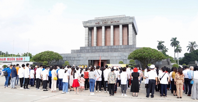 Học sinh giỏi và gia đình CNVCLĐ tiêu biểu báo công dâng Bác Học sinh giỏi và gia đình CNVCLĐ tiêu biểu báo công dâng Bác