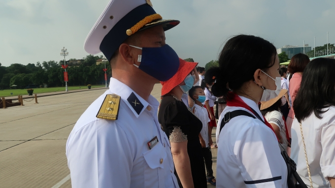 Các cháu học sinh giỏi và gia đình CNVCLĐ tiêu biểu báo công dâng Bác Các cháu học sinh giỏi và gia đình CNVCLĐ tiêu biểu báo công dâng Bác