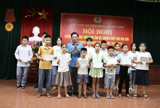 LĐLĐ thành phố Thái Bình trao quà cho con của NLĐ vượt khó học giỏi