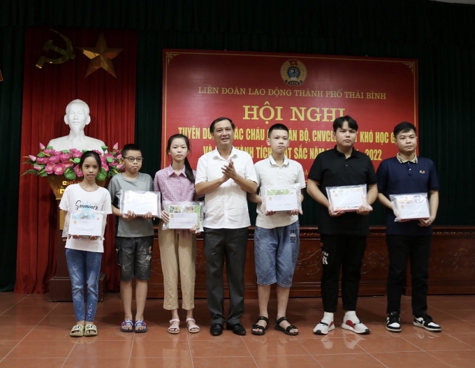 LĐLĐ thành phố Thái Bình trao quà cho con của NLĐ vượt khó học giỏi