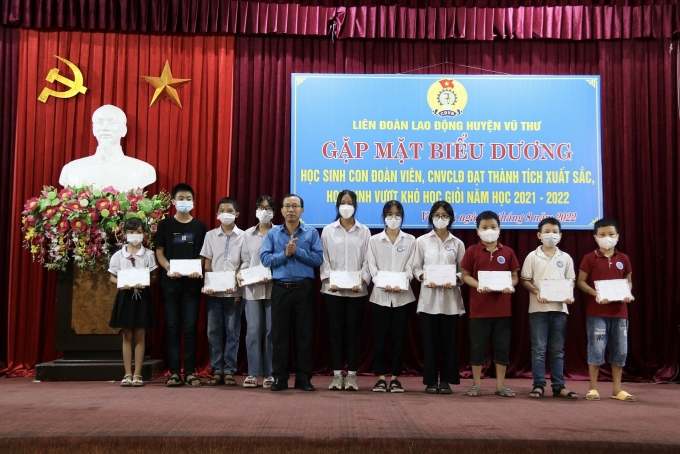 Tuyên dương 140 cháu là con đoàn viên vượt khó học giỏi