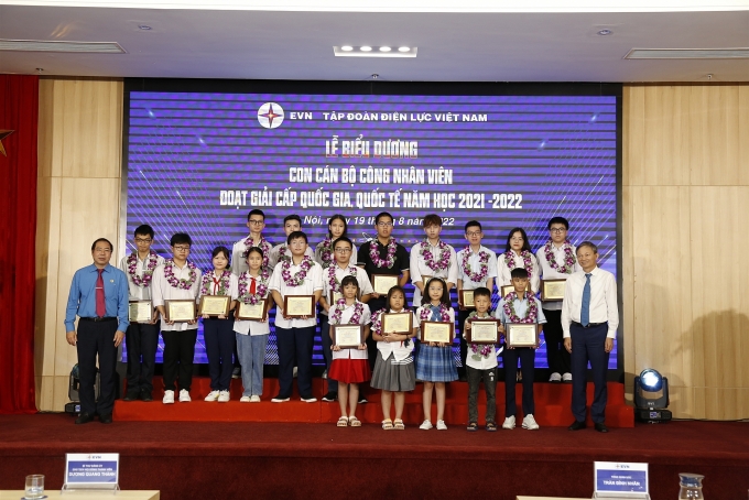 Nhiều gia đình có hoàn cảnh rất khó khăn vẫn tạo mọi động lực để con học tập Nhiều gia đình có hoàn cảnh rất khó khăn vẫn tạo mọi động lực để con học tập