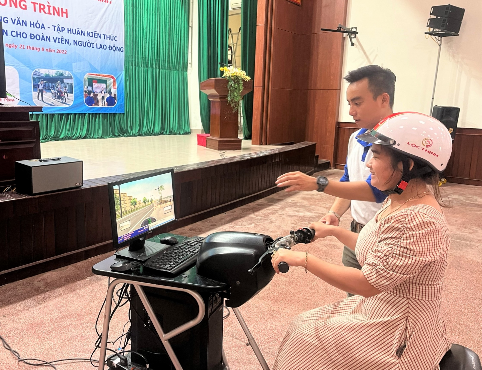 Hơn 100 đoàn viên, NLĐ được tập huấn kiến thức và kỹ năng lái xe an toàn