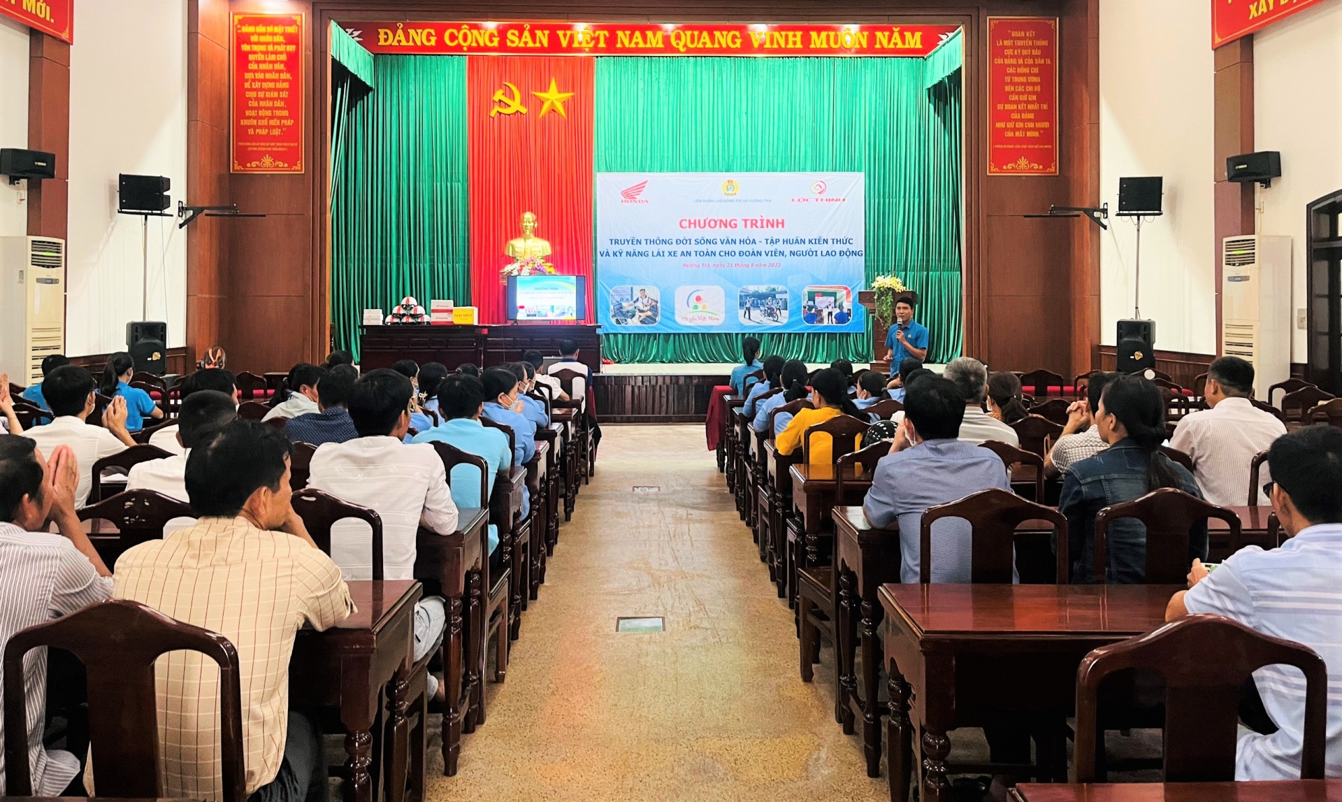 Hơn 100 đoàn viên, NLĐ được tập huấn kiến thức và kỹ năng lái xe an toàn