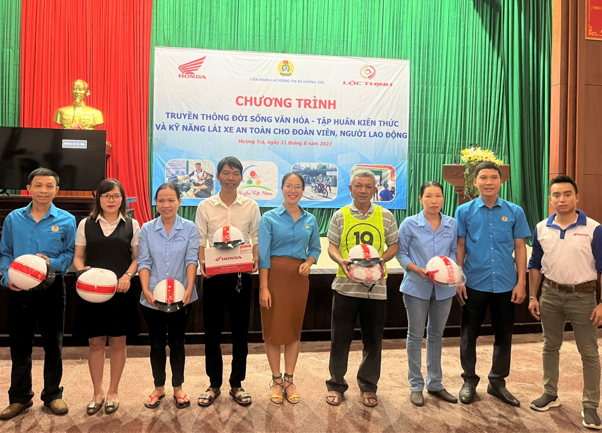 Hơn 100 đoàn viên, NLĐ được tập huấn kiến thức và kỹ năng lái xe an toàn