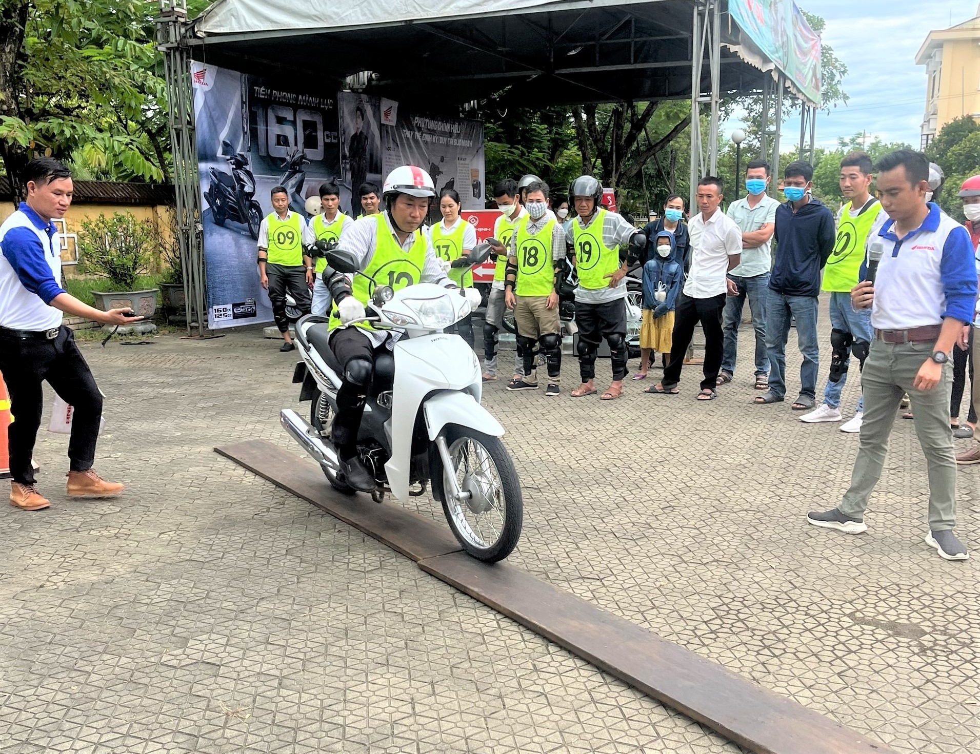 Hơn 100 đoàn viên, NLĐ được tập huấn kiến thức và kỹ năng lái xe an toàn