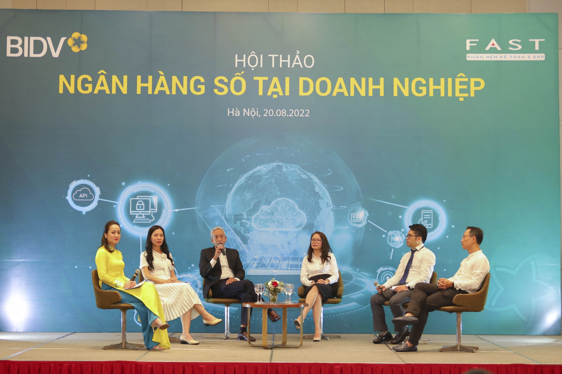 Hội thảo Ngân hàng số tại doanh nghiệp – Đồng hành cùng doanh nghiệp bứt phá trong thời đại 4.0 Hội thảo Ngân hàng số tại doanh nghiệp – Đồng hành cùng doanh nghiệp bứt phá trong thời đại 4.0