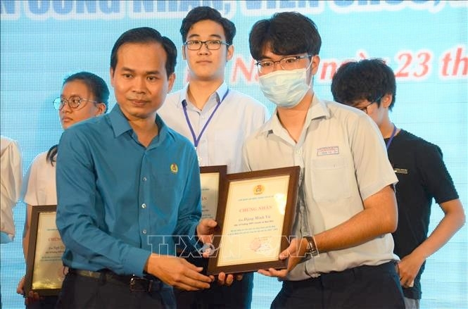 Đà Nẵng: Tuyên dương, trao học bổng cho 351 học sinh con CNVCLĐ năm học 2021 – 2022 Đà Nẵng: Tuyên dương, trao học bổng cho 351 học sinh con CNVCLĐ năm học 2021 – 2022