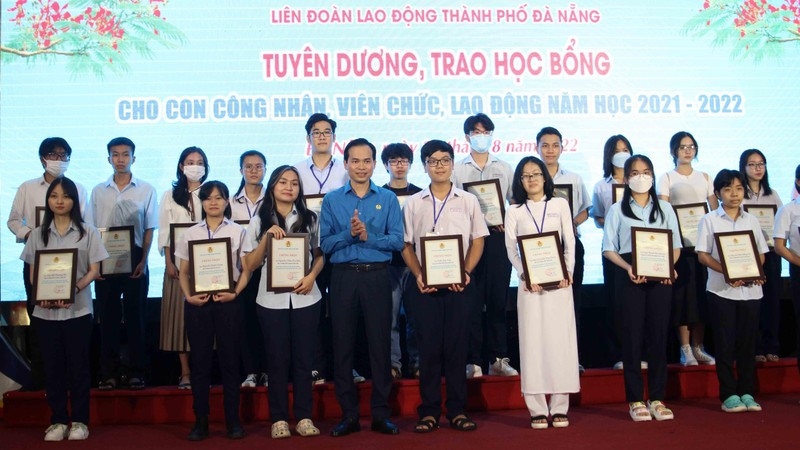 Đà Nẵng: Tuyên dương, trao học bổng cho 351 học sinh con CNVCLĐ năm học 2021 – 2022 Đà Nẵng: Tuyên dương, trao học bổng cho 351 học sinh con CNVCLĐ năm học 2021 – 2022
