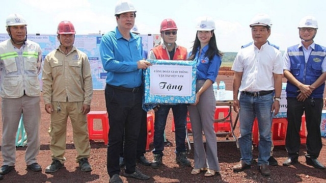 Lao động xuất sắc tiêu biểu góp phần tháo gỡ vấn đề khó của đơn vị, doanh nghiệp Lao động xuất sắc tiêu biểu góp phần tháo gỡ vấn đề khó của đơn vị, doanh nghiệp