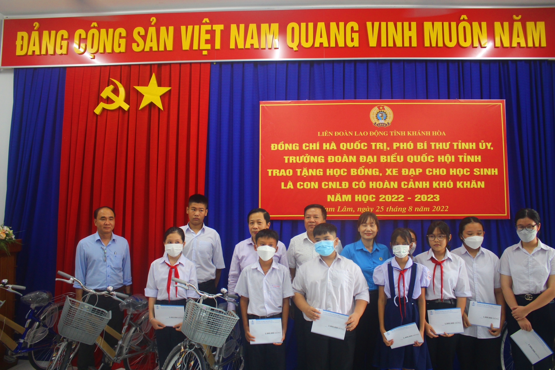 LĐLĐ tỉnh Khánh Hòa: Trao tặng học bổng, xe đạp cho con công nhân có hoàn cảnh khó khăn LĐLĐ tỉnh Khánh Hòa: Trao tặng học bổng, xe đạp cho con công nhân có hoàn cảnh khó khăn