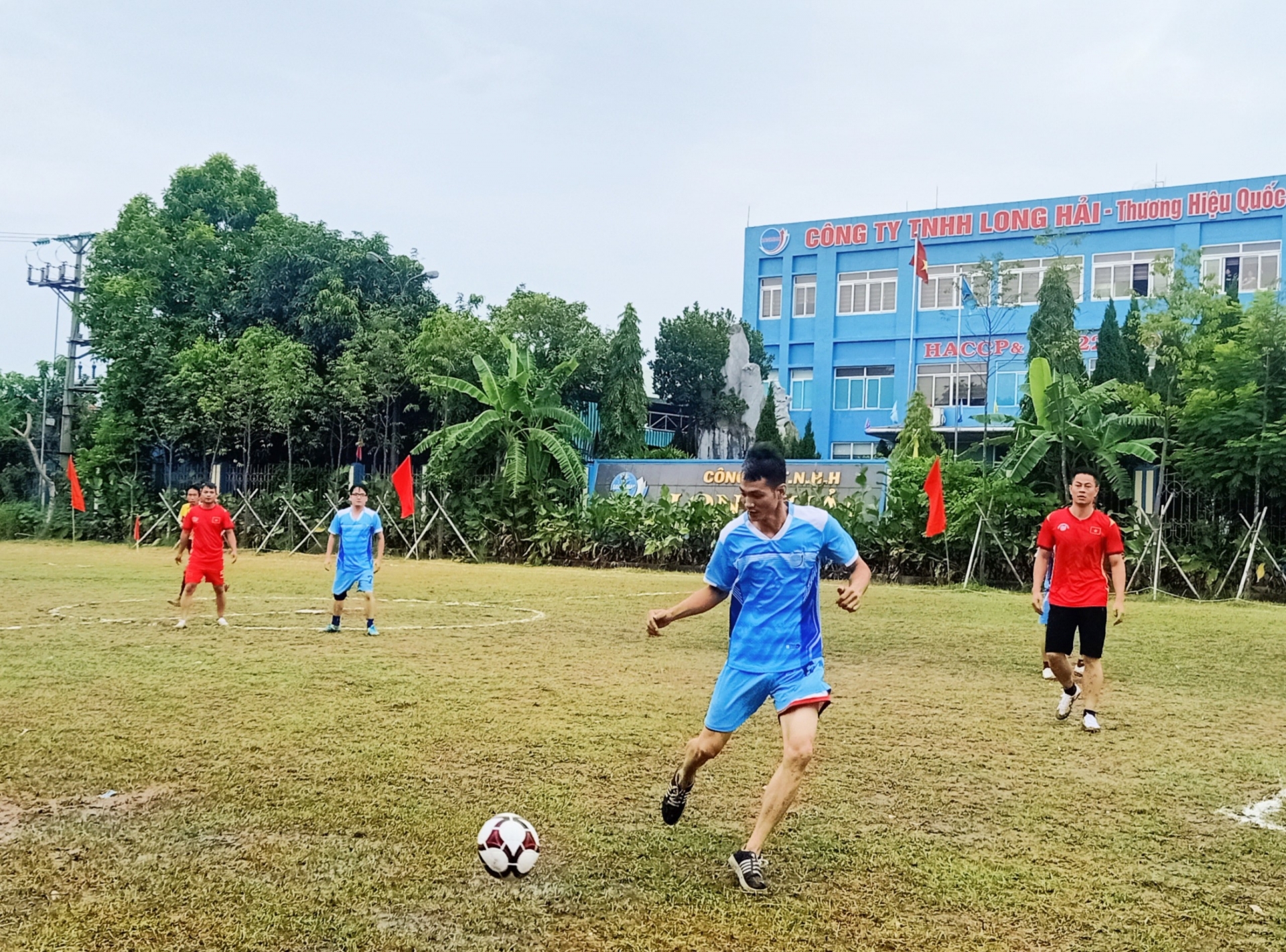 150 đoàn viên tham gia giải bóng đá công nhân lao động