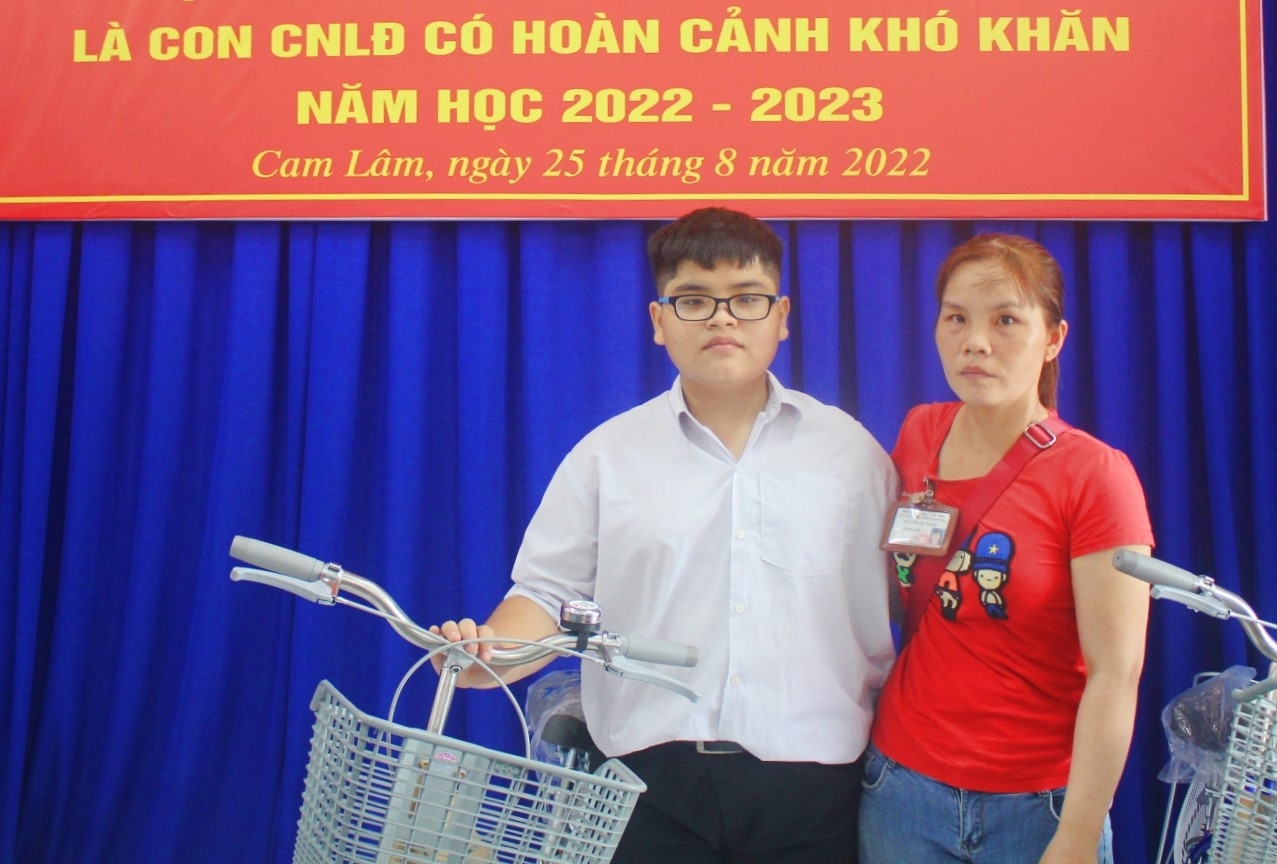 LĐLĐ tỉnh Khánh Hòa: Trao tặng học bổng, xe đạp cho con công nhân có hoàn cảnh khó khăn LĐLĐ tỉnh Khánh Hòa: Trao tặng học bổng, xe đạp cho con công nhân có hoàn cảnh khó khăn