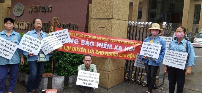 Hơn 10 công nhân không quản ngại mưa gió có mặt tại 125D Minh Khai để đồi quyền lợi cho minh Hơn 10 công nhân không quản ngại mưa gió có mặt tại 125D Minh Khai để đồi quyền lợi cho minh