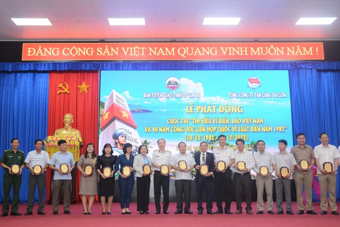 Lãnh đạo Tỉnh ủy Gia Lai và Tổng công ty Tân Cảng Sài Gòn tặng biểu trưng cho Ban Tổ chức, Ban Giám khảo và tổ giúp việc cuộc thi