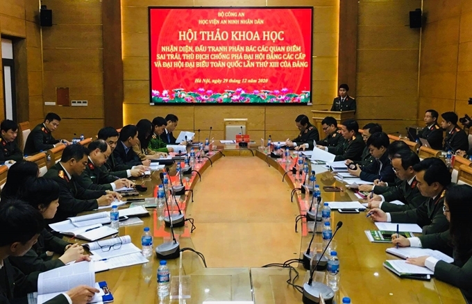 Đấu tranh phản bác các luận điệu xuyên tạc, sai trái đối với công tác cán bộ của Đảng