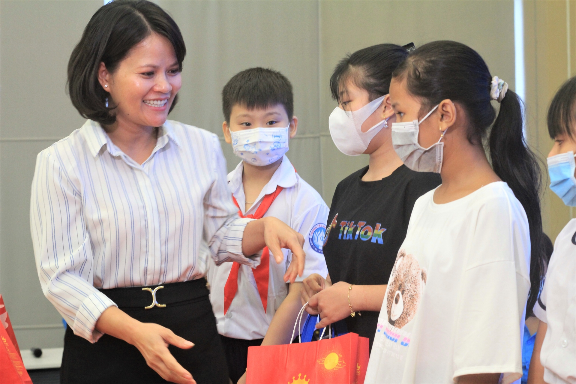 Bình Dương: 120 suất học học bổng và quà tặng cho con công nhân mồ côi vì Covid -19