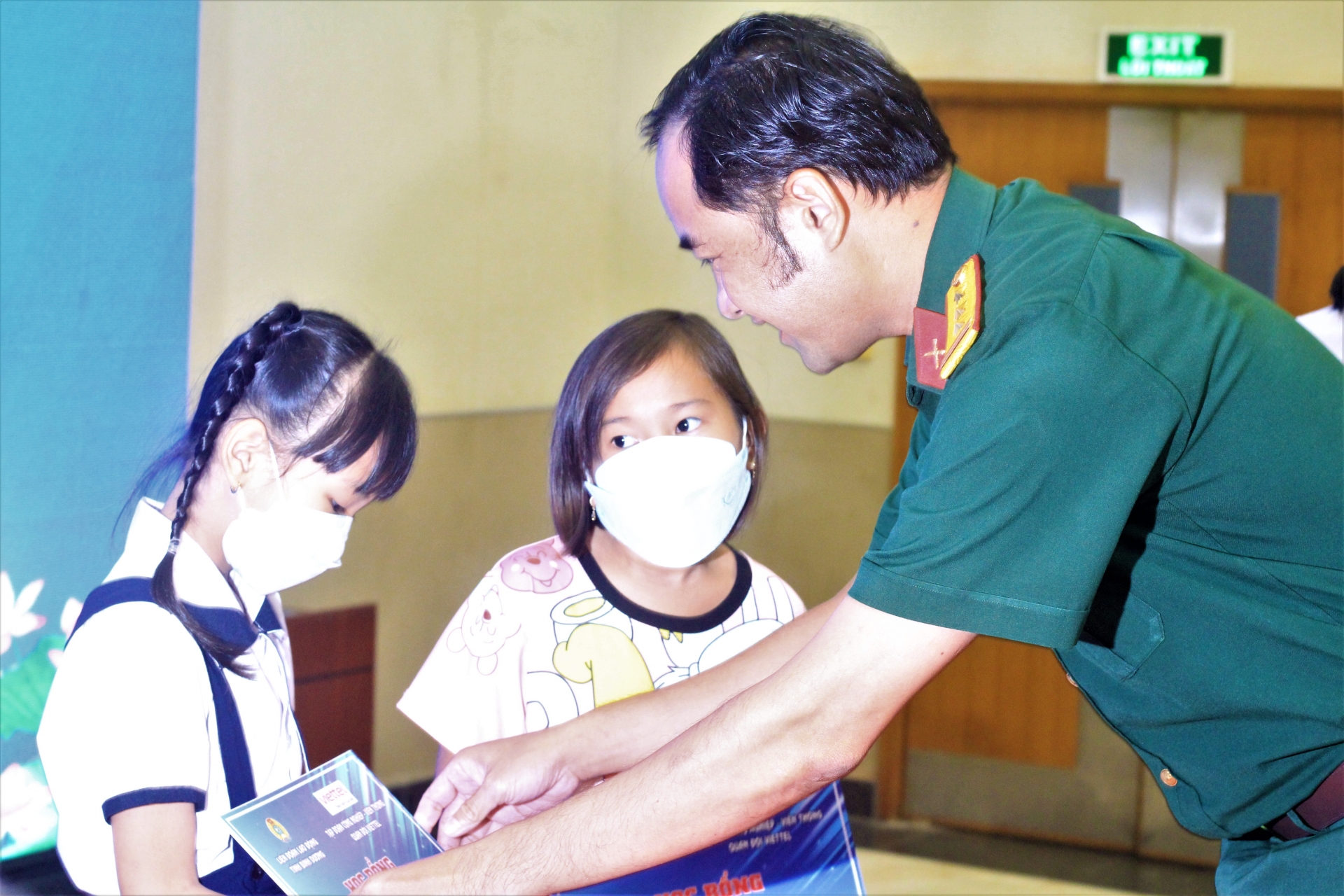 Bình Dương: 120 suất học học bổng và quà tặng cho con công nhân mồ côi vì Covid -19