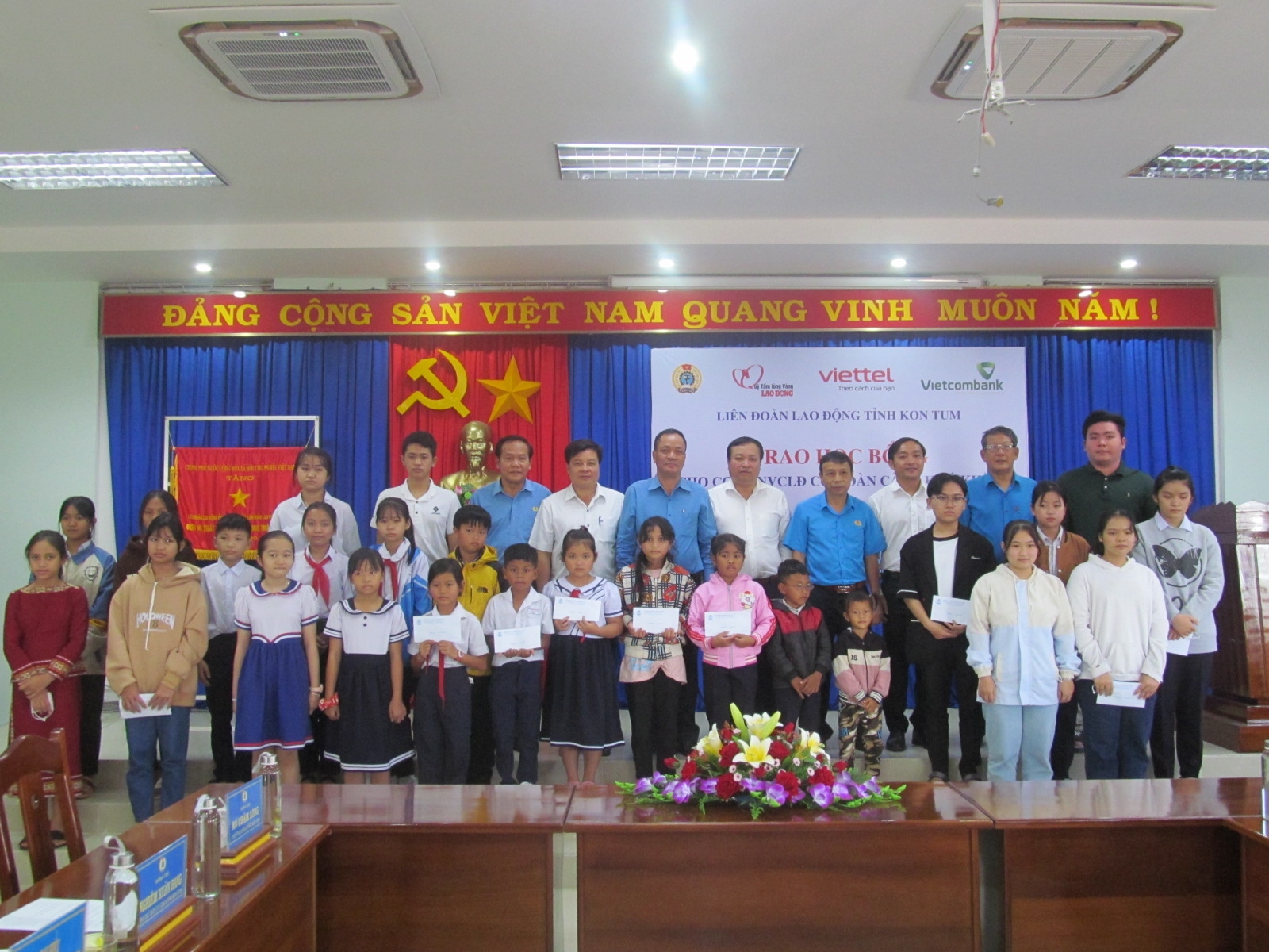 LĐLĐ tỉnh Kon Tum: Trao học bổng cho con công nhân lao động đầu năm học mới