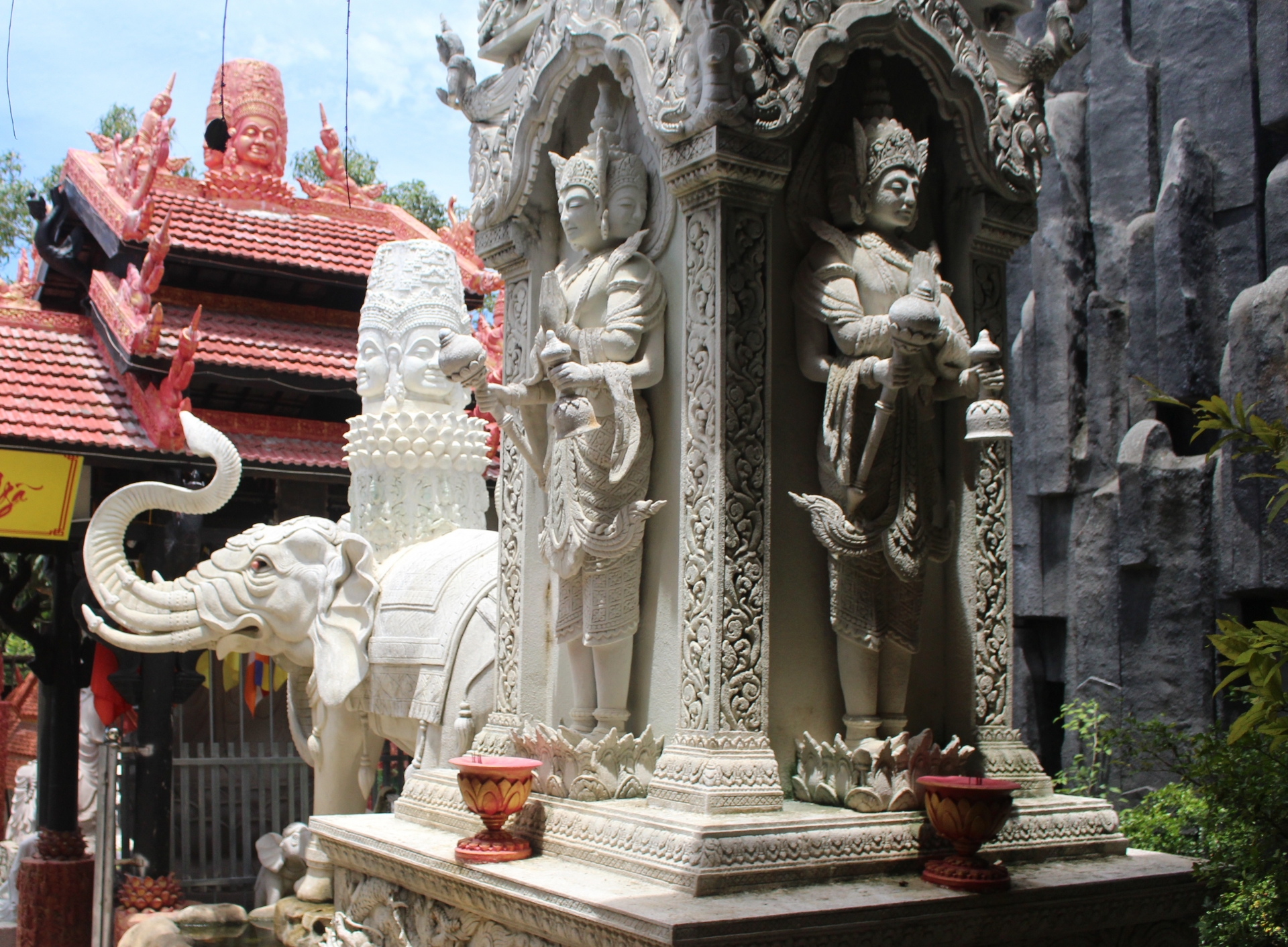 Ngắm ngôi chùa mang đậm kiến trúc Ấn Độ - Myanmar tại xứ biển Ngắm ngôi chùa mang đậm kiến trúc Ấn Độ - Myanmar tại xứ biển