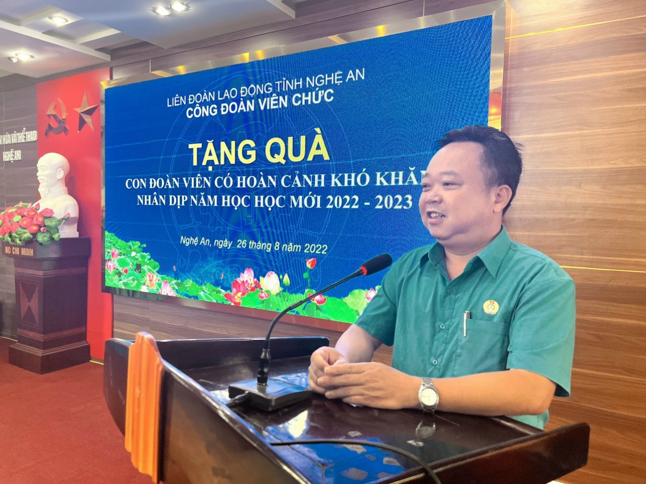 Công đoàn Viên chức Nghệ An trao quà cho con đoàn viên có hoàn cảnh khó khăn