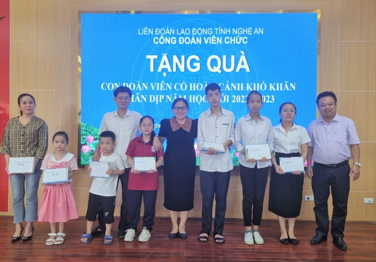 Công đoàn Viên chức Nghệ An trao quà cho con đoàn viên có hoàn cảnh khó khăn