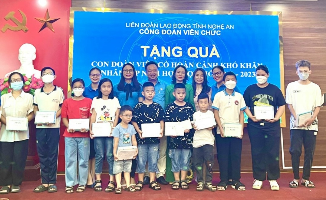 Công đoàn Viên chức Nghệ An trao quà cho con đoàn viên có hoàn cảnh khó khăn