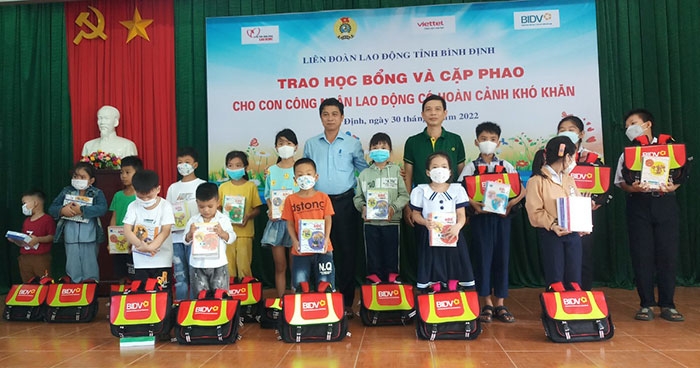 Con công nhân lao động vui mừng khi nhận được học bổng từ công đoàn Con công nhân lao động vui mừng khi nhận được học bổng từ công đoàn