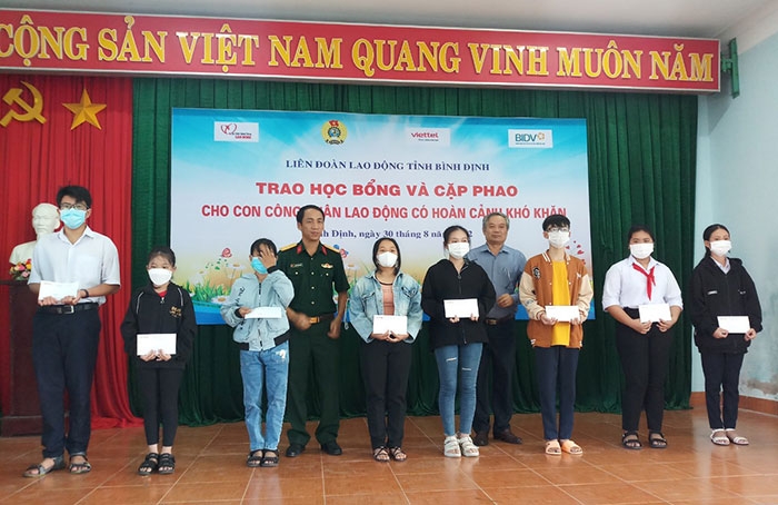 Con công nhân lao động vui mừng khi nhận được học bổng từ công đoàn Con công nhân lao động vui mừng khi nhận được học bổng từ công đoàn