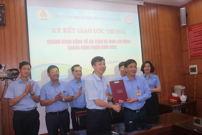 Đồng chí Chủ tịch Công đoàn Công ty Phạm Văn Nghĩa (bên trái, hàng đứng) và Giám đốc Công ty Bùi Văn Tuấn (bên phải, hàng đứng) ký kết giao ước thi đua Tháng Hành động về an toàn, vệ sinh lao động và Tháng Công nhân năm 2022. Ảnh: Tác giả cung cấp. Đồng chí Chủ tịch Công đoàn Công ty Phạm Văn Nghĩa (bên trái, hàng đứng) và Giám đốc Công ty Bùi Văn Tuấn (bên phải, hàng đứng) ký kết giao ước thi đua Tháng Hành động về an toàn, vệ sinh lao động và Tháng Công nhân năm 2022. Ảnh: Tác giả cung cấp.