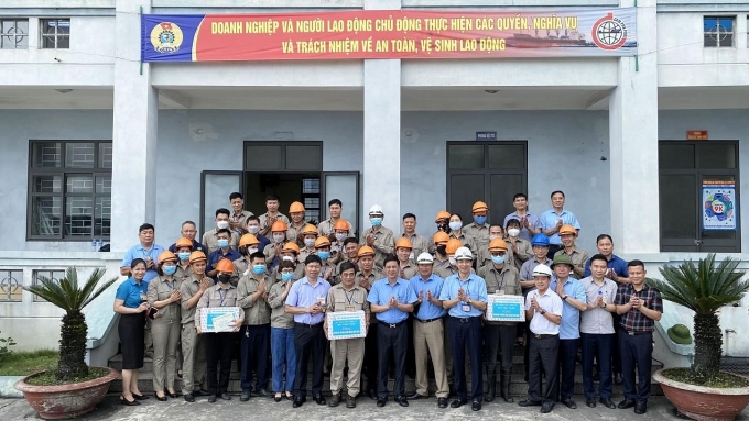 Tại Công ty Kho vận và cảng Cẩm Phả, doanh nghiệp và người lao động chủ động thực hiện các quyền, nghĩa vụ, trách nhiệm về ATVSLĐ. Ảnh tác giả cung cấp. Tại Công ty Kho vận và cảng Cẩm Phả, doanh nghiệp và người lao động chủ động thực hiện các quyền, nghĩa vụ, trách nhiệm về ATVSLĐ. Ảnh tác giả cung cấp.